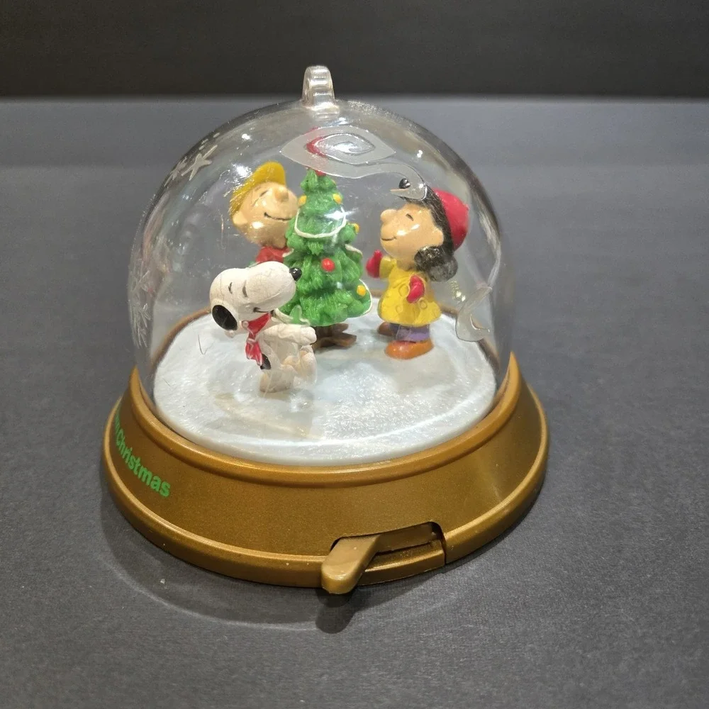 1999 Blockbuster Charlie Brown Snoopy Spinning Ornament Collectible